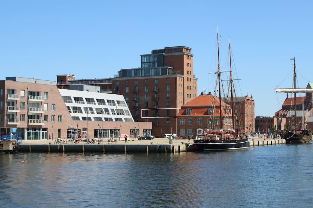 Meerblick, Balkon Und Private Sauna Im Historischen Getreidespeicher Wismar Exterior foto